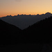 Im Aufstieg über L'Au de Morge: Morgendämmerung über den Préalpes - wer kennt all die Gipfel zwischen Le Moléson und den Rochers de Naye?