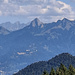 NE gegenüber winken alte Bekannte: über Glion und Caux der Dent de Jaman mit seinem haarsträubenden W-Couloir, rechts davon Le Merdasson, links dahinter Pointe de Paray, Sur Combe und Vanil Noir