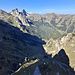Aussicht vom Kreuz über das obere Vallon de la Morge nach W zu Roc du Château und Dent d'Oche, nach rechts u.a. Roc de Rianda, Col de la Neuva, Pic Boré und Pointe de Pétalouse, vorne unten die bereits langen Schatten der beiden Miettes