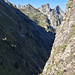 Aussicht vom Zwischenstand nach W-WSW: von rechts Dent und Roc du Château d'Oche, über den Chalets de Neuteu der Saix de Bise, links dahinter die Aiguilles de Darbon