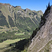 Abstieg: Blick von Lanche über Nant de Morge hinunter nach L'Au de Morge, auf der anderen Talseite bereits in Frankreich La Planche, darüber der zerrissene und schwierige Grat zwischen der Pointe de l'Aritte und der Pointe de Pétalouse