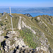 Blick vom Haupt- zum N Vorgipfel mit dem Kreuz: links über dem Col de la Croix der Plan du Pré, dahinter P. 1691, Pointe de l'Aritte und Le Bron, über dem Lac Léman u.a. der Mont Pélérin, und am Horizont der Chasseral
