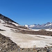 Blick von der Bergstation der Schermerbahn. Dieses Plateau ist zu überqueren, um anschließend in die kleine Lücke im Grat links oben aufzusteigen.