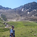 Bei den flachen Böden auf ca. 2600m. Der Fahrweg zur Bergstation der Schermerbahn windet sich den für die Piste präparierten Hang hinten hinauf. Der Abzweig dorthin befindet sich rechts knapp außerhalb des Bildes. Von dort aus könnte man alternativ auch weiter nach rechts gehen, und zum Wurmkogel aufsteigen.