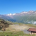 Kurz vor der (geschlossenen) Kirchenkarhütte (rechts im Bild). Hinten sieht man die Bergstation der Großen Karbahn, das nächste Zwischenziel.