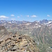 Aussicht nach Norden. Links der fast gleich hohe Kirchenkogel, unten sieht man das Timmelsjoch, hinten die Stubaier Alpen. 