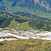 Tiefblick die Fronalpstock Nordflanke hinunter zum Naturfreundehaus Fronalp und Netstal