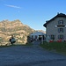 Naturfreundehaus Fronalp, etwas nach 8 Uhr, noch recht verschlafen.  Ich war ein wenig erstaunt wie einsam es beim Naturfreundehaus war, ein einziges Auto stand auf dem Parkplatz und weit und breit keine Wanderer zu sehen, ausser mir und dass, bei diesem schönen Wetter.