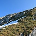 auf der Nordseite im Gipfelbereich hat es noch tückische Schneefelder auf dem Wanderweg, Spuren im Schnee von anderen Wanderer hat es noch keine. Wäre es trocken gewesen wäre ich am Grat entlang nach oben gestartet, aber es war nass, steil und rutschig, also heikel.