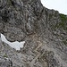 In dieser Querung hält sich lange Schnee. Bei Zoom ins Bild erkennt man die Rinne mit den roten Markierungen, wo man wieder aufsteigt.