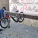 <b>La gita inizia a Santa Caterina Valfurva (1740 m), con una capatina dal meccanico, per la sostituzione delle pastiglie dei freni a disco anteriori. Il gentilissimo tecnico, oltre all’immediato e rapido lavoro, mi dà delle utili dritte sull’escursione che intendo fare.</b>