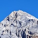 <b>Sulla sua vetta brilla una croce bianca, che si staglia sul cielo azzurro. </b>