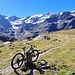 <b>Che bella sorpresa: è un sentiero spettacolare, facilmente percorribile anche con la mtb. Fatta eccezione per brevi tratti dove ci sono degli affioramenti rocciosi. Pedalo con davanti agli occhi i ghiacciai della Valle dei Forni, passando da biotopi, pascoli e rocce montonate.</b>