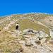 <b>Più avanti risalgo un cordone morenico parzialmente inerbito. </b>