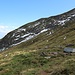 Kuhtränke vor dem oberen See mit Blick auf das durch den Schnee gut erkennbare Abstiegsband.