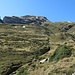 Ich halte auf den Hügel rechts von dem Graben zu.