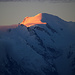 Erste Sonnenstrahlen erreichen den Gipfel vom Mont Blanc (4810,5m). Rechts vom höchsten Gipfel Frankreichs ist der Bossesgrat (Cresta delle Bosses) auf dem der mit 4760m hohe höchste Punkt Italiens liegt. Links vom Mont Blanc ist der höchste Gipfel Italiens, Mont Blanc de Courmayeur / Monte Bianco di Courmayeur (4748m).<br /><br />Links zu den Tourenberichten der beiden Landeshöhepunkten welche ich 2012 besucht hatte:<br />Frankeich: [https://www.hikr.org/tour/post56279.html]<br />Italien: [https://www.hikr.org/tour/post56265.html]