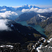 Tour Sallière (3220m):<br /><br />Tiefblick vom Gipfel hinunter auf den Lac d'Émosson (1930m) mit Aiguilles Verte (4122m) und Mont Blanc (4048,45m) im Hintergrund.