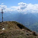 Gipfelkreuz mit Blick zu den schneebdeckten Glarnern, daher leider alles voller Quellwolken.