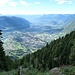 Gen Mutkopf durch den Wald, immer wieder Sicht nach Meran.