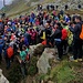 in questa foto non mia ben si vede la moltitudine di gente presente e di spalle si riconoscono: Giuseppe, Davide, Donatella e il "bradipo delle Alpi" che ad oggi è arrivato a conoscere oltre 280 strutture in autogestione, cosa non da poco