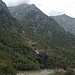 il versante di salita vicino al canale, l'alpe farmign si trova a destra del bosco di abeti in alto