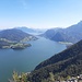 Blick vom Ostgipfel auf den Mondsee. Im Hintergrund erkennt man den Attersee sowie rechts den Schafberg