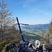 Auf dem Drachenwand-Hauptgipfel befindet sich ein improvisiertes Holzkreuz