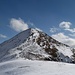Blick von Gafäll auf den Nordwestgrat vom Chrüz. Nach rechts etwa die Höhe haltend gibt es einen Wanderweg, der ohne Schnee eine gute Alternative zum [peak18855 Alpbüel] wäre.