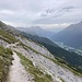 ... doch bereits in der Flanke unterhalb der Weissschrofenspitze verschlechtert sich das Wetter