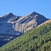 <b>L’aria limpida mi consente di ammirare le cime, in parte già raggiunte, che coronano il villaggio di San Bernardino: il Chilchalphorn, il Wenglispitz, il Piz Uccello, il Piz Cavriola, il Piz Motton, l’Alta Burasca, il Piz d’Arbeola, la Cima de la Fopela, la Cima di Passit. </b>