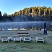 <b>Sul pelo dell’acqua si alza una nebbiolina da evaporazione, che ridicolizza le sedie a sdraio allineate sulla spiaggia, coperte di brina.</b>