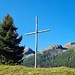 <b>Mi fermo a scattare qualche foto alla croce eretta su un dosso, ai margini del Bosch di Sciuch.</b>