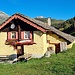 <b>Hütte Pian Cales.<br />Chissà perché hanno chiamato questo ristorante con il nome in tedesco e non con i termini “Rifugio” o “Capanna”, decisamente più in sintonia con il Sud delle Alpi? Mistero!<br />Sulla lavagna del menù vedo che la specialità sono i Pizzoccheri valtellinesi, a 24.- CHF. Ebbene, sono reduce da una vacanza in Alta Valtellina dove il prezzo di un piatto di pizzoccheri, anche nei rifugi/ristoranti discosti, è della metà: 13.- €. Viviamo in un altro mondo…<br /><img src="http://f.hikr.org/files/3985730k.jpg" /></b><br /><br />