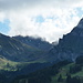 Blick zurück auf die markante Bunderchrinde, Pass in der vorherigen Etappe