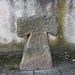 Lohsa (Łaz), Sühnekreuz I mit fehlendem Kopfteil und Schwertritzung