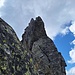 Sulla destra c'è un anello (vedi sulla sulla roccia nel lato destro)