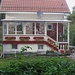 Schmucke Villa in weiss und rot