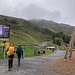 noch ist's leicht regnerisch beim Start - der Gipfel in den Wolken ...