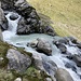 ... und ruhigerem Wasserbecken ...