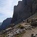 Zu Beginn geht es an den mächtigen Nordwänden der Sella entlang