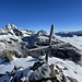 Das Gipfelkreuz ist bescheiden, die Aussicht alles andere als.