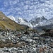 Himalya? Nein: nachmittags bei den Geröllmassen des mächtigen Felssturzes vom April im Rosegtal. Eindrücklich wie einige der mitgerissenen Felsen SUV-Dimensionen aufweisen.