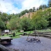 Bei der Heilenbachgrillhütte. Darüber erhebt sich eine Felswand, Rest von Steinbrucharbeiten - und von Vulkantätigkeit. Die Felswand besteht aus Rhyolith, brüchiges Zeug, zum Klettern kaum geeignet. 