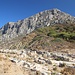 vorbei an der byzantinischen Kirchenruine Agia Triada.