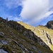 a sinistra il monolite, a destra il Pizzo della Bedéia