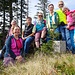 was für ein Arrangement: Gipfelstein und -mann mit sechs strahlenden Frauen ;-)