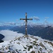 Abschied vom Gipfelkreuz. Tief unter der Hochnebeldecke liegt das obere Drautal.