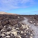 Langer, flacher Zustieg durch erkaltete Lavaströme - inmitten einer Mondlandschaft.