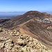 Blick aus der Gipfelflanke des Pico Redondo in den Sattel, sowie zum Atalaya gegenüber.